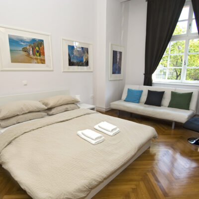 Double Room at Galeria Rooms - a cosy bedroom with a comfortable bed, a sleek TV, and a massage chair for relaxation and entertainment.